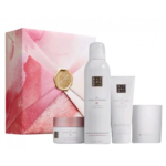 Le coffret COFFRET CADEAU THE RITUAL OF SAKURA de Rituals comprend un gel douche moussant, un baume pour les mains, une crème pour le corps et une bougie parfumée. Son emballage rose avec un sceau doré ressemble à une enveloppe exquise, ce qui en fait un cadeau idéal. Dakar