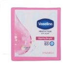 Le savon Vaseline Healthy Plus, à la vitamine B3 dans une boîte rose au design goutte d'eau, met en valeur "Healthy Bright" et se présente sous la forme d'un coffret de 3x75g. Il offre un soin de la peau rappelant le Savon Surgras CAVAILLES, proche d'une expérience Jardin sereine. Dakar