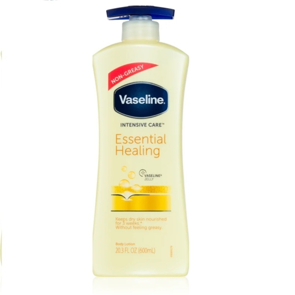 Un flacon de 600 ml de Vaseline Intensive Care lait corporel hydratant avec pompe doseuse met en valeur sa formule non grasse et ses bienfaits nourrissants pour les peaux sèches. Le flacon est jaune clair avec un bouchon bleu. Dakar