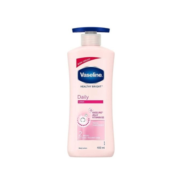 Un flacon rose de Vaseline Lait de corp Healthy Bright, de la gamme Vaseline Intensive Care, est doté d'un bouchon bleu. Son étiquette met en valeur une formule non grasse avec de la gelée de vaseline et de la vitamine B3 pour une peau plus lisse. Contient 600 ml. Dakar