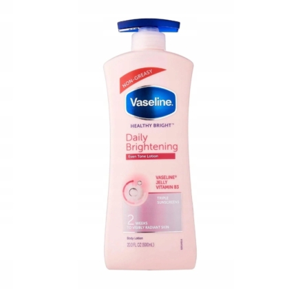 Un flacon de 600 ml de Vaseline Lait de Corps Healthy Bright Lotion Éclat Quotidienne Unifiante avec Triple Écran Solaire, Vaseline Jelly et Vitamine B3. L'étiquette indique « 2 semaines pour une peau visiblement éclatante ». Dakar