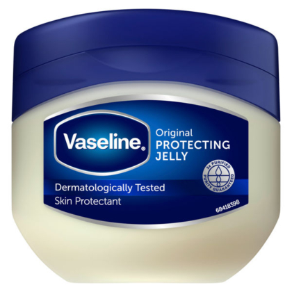 Un contenant de 100 ml de gelée protectrice originale de Vaseline, avec un couvercle bleu et l'étiquette "Dermatologically Tested Skin Protectant", le sceau de pureté et le poids net indiqués, met en valeur sa formule de confiance. Dakar