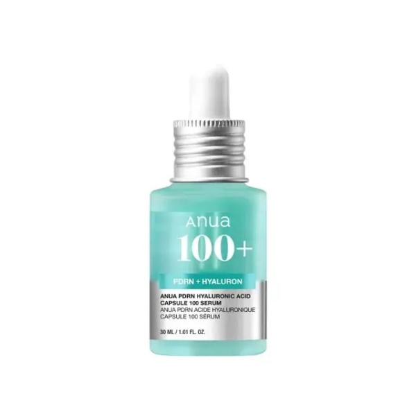 Un flacon bleu-vert d'Anua PDRN Hyaluronic Capsule 100 Sérum Hydratant et Anti Age 30 ml, avec un bouchon argenté, affiche une étiquette avec un texte blanc : « ANUA PDRN Hyaluronic Acid Capsule 100 Serum 30 ML / 1.01 FL. OZ. Dakar