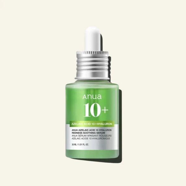 Un flacon vert d'Anua Sérum Azelaic Acid 10 + Hyaluron Anti Imperfections - Rougeurs - Taches 30 ml est doté d'un bouchon compte-gouttes semblable à celui de The Ordinary Azelaic. Les détails et les revendications du produit ornent l'étiquette, tandis que le flacon projette une ombre douce sur une surface claire. Dakar