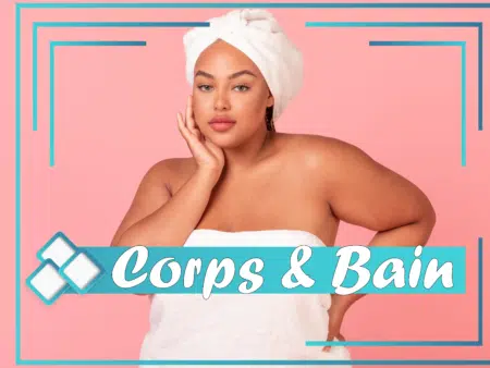 Une femme enveloppée dans une serviette et avec une serviette sur la tête pose sur un fond rose. Le texte « Corps & Bain » apparaît sur l'image. Dakar