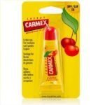 Le Baume à lèvres CERISE de Carmex se présente dans un petit tube souple avec un bouchon rouge. Son emballage cartonné jaune comporte des images de cerises et un texte multilingue soulignant ses bienfaits hydratants SPF 15. Dakar