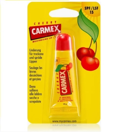 Le Baume à lèvres CERISE de Carmex se présente dans un petit tube souple avec un bouchon rouge. Son emballage cartonné jaune comporte des images de cerises et un texte multilingue soulignant ses bienfaits hydratants SPF 15. Dakar