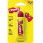 Un emballage jaune de baume à lèvres hydratant FRAISE de Carmex Baume à lèvres avec FPS 15, arborant des graphismes de fraises et un texte multilingue soulignant ses qualités apaisantes et protectrices. Dakar