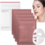 Une femme aux cheveux foncés applique le Masque Profond Anti Age 4 Pièces Biodance Bio Collagène, mettant en valeur ses propriétés rajeunissantes à côté d'une boîte et de sachets roses. Un masque en tissu blanc séparé souligne encore davantage ses bienfaits. Dakar