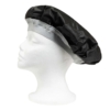 Une tête de mannequin blanche porte le bonnet de douche réutilisable Cantu Deep Conditioning Thermal Treatment, un bonnet de douche noir légèrement brillant avec un bord gris. Orienté vers la gauche sur un fond blanc uni, il évoque une expérience gourmande tout en mettant en valeur l'élégance du produit. Dakar