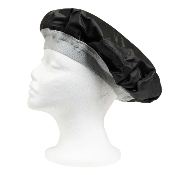 Une tête de mannequin blanche porte le bonnet de douche réutilisable Cantu Deep Conditioning Thermal Treatment, un bonnet de douche noir légèrement brillant avec un bord gris. Orienté vers la gauche sur un fond blanc uni, il évoque une expérience gourmande tout en mettant en valeur l'élégance du produit. Dakar