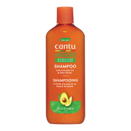 Le shampooing hydratant à l’avocat Cantu 400 ml, orné d’une image d’avocat avec un texte bilingue anglais et français, est conditionné dans un flacon orange contenant de l’huile d’avocat et du beurre de karité. Il est idéal pour toute la famille, y compris pour les enfants. Dakar