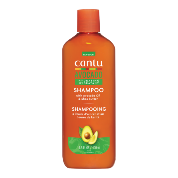 Le shampooing hydratant à l’avocat Cantu 400 ml, orné d’une image d’avocat avec un texte bilingue anglais et français, est conditionné dans un flacon orange contenant de l’huile d’avocat et du beurre de karité. Il est idéal pour toute la famille, y compris pour les enfants. Dakar