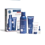 Découvrez le Coffret Soin CLARINS Clarins : un coffret contenant les essentiels du rasage ClarinsMen. Il comprend un grand gel de rasage bleu, un flacon d'après-rasage légèrement plus petit, un tube de crème pour le visage, un petit flacon compte-gouttes et une crème solaire de la taille d'un dentifrice, le tout avec le logo assorti. Dakar