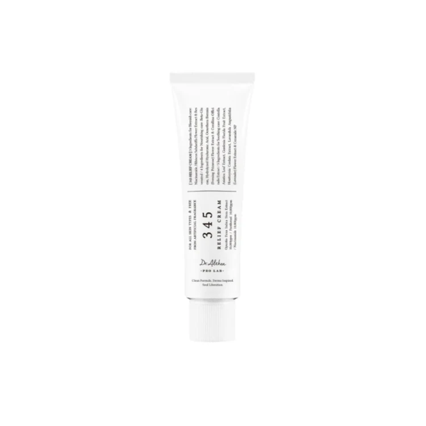 Un tube blanc de crème protectrice étiqueté « 3.45 Barrier Cream » est posé à la verticale. L'emballage minimaliste comporte un texte noir avec les détails du produit et est fermé par un couvercle blanc. Dakar
