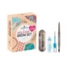 Le Coffret Maquillage Yeux 3 Pièces Easy AND Wow Brow d'Essence Cosmetics en Light comprend une palette de poudre à sourcils avec pinceau, un gel transparent pour cils et sourcils et un crayon à sourcils avec goupillon. Son emballage pêche chic présente des motifs et du texte abstraits. Dakar