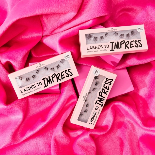 Trois boîtes de « Essence Cosmetics Faux Cils Prédécoupés LASHES TO IMPRESS 1 Pièce » sont posées sur un tissu rose vif. L'emballage rose et blanc élégant présente les cils réutilisables, accompagnés de colle pour une application facile. Dakar