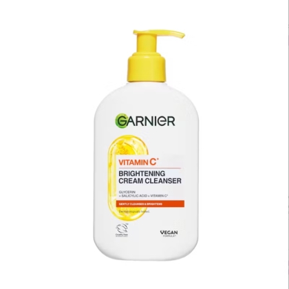 Une bouteille blanche de Garnier Skin Active Vitamin C Gel Nettoyant Boost Eclat 250 ml avec une pompe jaune. L'étiquette mentionne de la glycérine, de l'acide salicylique et de la vitamine C, et indique que ce nettoyant végétalien éclaircit et nettoie la peau en douceur. Dakar