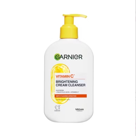Une bouteille blanche de Garnier Skin Active Vitamin C Gel Nettoyant Boost Eclat 250 ml avec une pompe jaune. L'étiquette mentionne de la glycérine, de l'acide salicylique et de la vitamine C, et indique que ce nettoyant végétalien éclaircit et nettoie la peau en douceur. Dakar