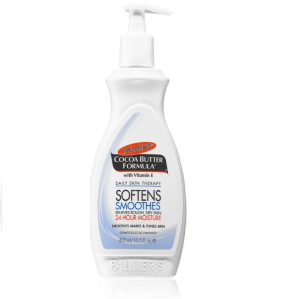Un flacon blanc de 400 ml de lotion Palmer’s Hand & Body Cocoa Butter Formula avec vitamine E est doté d’un distributeur à pompe. L’étiquette met en avant les bienfaits « Adoucit, lisse » et « Hydratation 24 heures ». Dakar