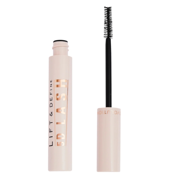 Un tube ouvert de mascara 5D Lash Lift and Define de MakeUp Revolution de 14 ml se trouve à côté de sa brosse. Le design élégant comprend une brosse noire à poils étroits pour une application précise, semblable à celle de la collection Lash Sensational Sky. Dakar