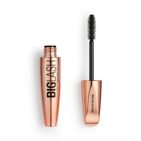 Le tube ouvert de 8 g de mascara MakeUp Revolution Big Lash Volume Noir de couleur cuivre est doté d'une brosse noire volumineuse. Le couvercle, sur lequel est inscrit « REVOLUTION », se trouve à proximité d'un fond blanc uni. Dakar