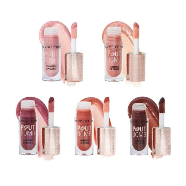 Cinq tubes de Lipgloss Pout Bomb Shimmer de MakeUp Revolution de 4,5 ml sont ouverts, révélant des applicateurs avec des touches de gloss dans des tons allant du rose au rouge baies. L'emballage élégant est doté de bouchons réfléchissants. Dakar