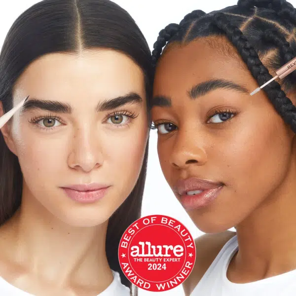 Deux femmes présentent des techniques de toilettage des sourcils avec des crayons. L'une a les cheveux longs et raides et l'autre les cheveux tressés. Toutes deux sourient légèrement. Un badge « Best of Beauty Award Winner 2024 » est affiché en bas au centre. Dakar