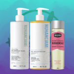 Sur fond bleu se trouvent trois flacons : un lait corporel blanc de Nuhanciam Paris, un gel douche douceur au bouchon jaune et un macérât huileux de mûre Waam transparent au bouchon gris. Ce coffret "NUHANCIAM - Waam : Soins Anti Tache et Unifaint" offre un soin complet pour une peau éclatante. Dakar