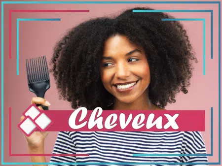 Une personne souriante aux cheveux bouclés tient un pic à cheveux sur un fond rose. Un cadre multicolore borde l'image, avec le mot « Cheveux » en texte blanc gras sur une bannière rose en bas. Dakar