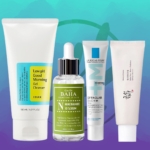 Sur un fond dégradé bleu et violet, la routine Trio Cosrx ANTI IMPERFECTIONS : BOUTONS - POINTS NOIRS - PORES DILATES présente des étiquettes colorées pour son gel nettoyant, son sérum à la niacinamide, sa crème duo et son tube de soin coréen. Dakar