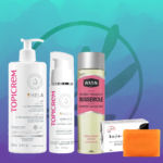 Une variété de produits de soins de la peau coréens de routine ANTI TACHES et ANTI AGE sont présentés sur un fond bleu sarcelle, avec des bouteilles blanches élégantes et un emballage de savon orange vif. Dakar