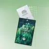Deux paquets de patchs de protection contre les taches sur fond vert clair. Un paquet est ouvert, révélant des patchs ronds transparents. Le devant des paquets affiche une image de forêt et le texte « Spot Cover Patch ». Dakar