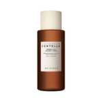 Une bouteille brune de Skin1004 Tonique Apaisant à l'Essence Probio-Cica Centella de Madagascar, avec une étiquette blanche comportant du texte noir et un bouchon blanc, contient 210 ml ou 7,10 fl. oz. Dakar