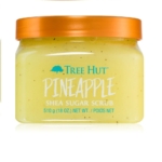 Le gommage au sucre de karité à l'ananas Tree Hut 510 g est présenté dans un pot transparent avec un couvercle orange vif, mettant en valeur son gommage jaune et ses minuscules particules noires. Laissez-vous tenter par son allure tropicale, rappelant le parfum Coco Colada de Tree Hut. Dakar