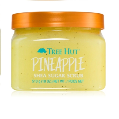 Le gommage au sucre de karité à l'ananas Tree Hut 510 g est présenté dans un pot transparent avec un couvercle orange vif, mettant en valeur son gommage jaune et ses minuscules particules noires. Laissez-vous tenter par son allure tropicale, rappelant le parfum Coco Colada de Tree Hut. Dakar