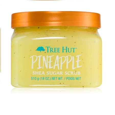 Le gommage au sucre de karité à l'ananas Tree Hut 510 g est présenté dans un pot transparent avec un couvercle orange vif, mettant en valeur son gommage jaune et ses minuscules particules noires. Laissez-vous tenter par son allure tropicale, rappelant le parfum Coco Colada de Tree Hut. Dakar