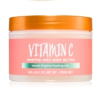 Un pot de 240 g de beurre corporel fouetté au karité à la vitamine C Tree Hut est doté d'un couvercle orange et d'une touche d'arôme d'ananas. L'étiquette rose avec un texte blanc promet de « révéler une peau plus lumineuse ». Dakar