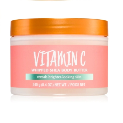 Un pot de 240 g de beurre corporel fouetté au karité à la vitamine C Tree Hut est doté d'un couvercle orange et d'une touche d'arôme d'ananas. L'étiquette rose avec un texte blanc promet de « révéler une peau plus lumineuse ». Dakar