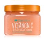 Un pot transparent avec un couvercle orange contient le gommage au sucre de karité Tree Hut Vitamin C 510g, subtilement rehaussé par des notes de vanille Tree Hut. Le gommage orange clair présente des grains de sucre visibles. Dakar