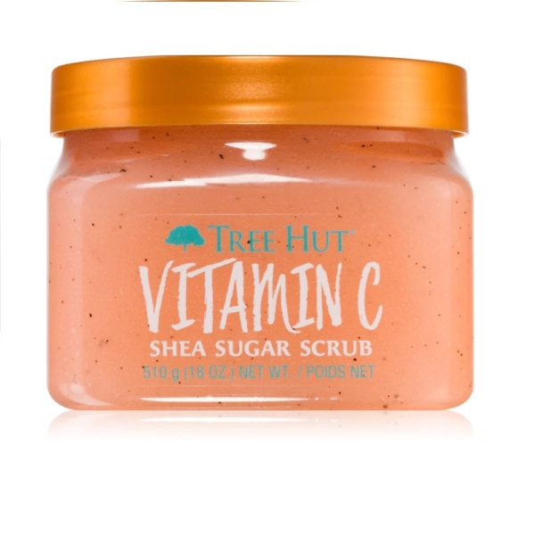 Un pot transparent avec un couvercle orange contient le gommage au sucre de karité Tree Hut Vitamin C 510g, subtilement rehaussé par des notes de vanille Tree Hut. Le gommage orange clair présente des grains de sucre visibles. Dakar
