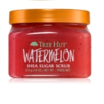 Un pot de gommage au sucre de karité à la pastèque Tree Hut 510 g avec un couvercle orange vif met en valeur son infusion de vitamine C. Le gommage rose vif, avec des taches sombres visibles, pèse 510 grammes (18 oz). Dakar