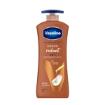 Un flacon brun de Vaseline Cocoa Radiant Lait Hydratant Corps au Beurre de Cacao 600 ml avec une pompe bleue, comportant un texte sur l'hydratation de 48 heures et le beurre de cacao. Dakar