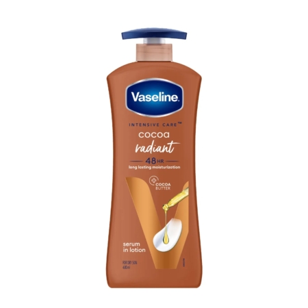Un flacon brun de Vaseline Cocoa Radiant Lait Hydratant Corps au Beurre de Cacao 600 ml avec une pompe bleue, comportant un texte sur l'hydratation de 48 heures et le beurre de cacao. Dakar