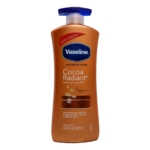 Un flacon de 600 ml de Vaseline Cocoa Radiant Lait Hydratant Corps au Beurre de Cacao, dans un emballage orange et or avec un bouchon pompe bleu, étiqueté non gras et enrichi en pur beurre de cacao. Dakar