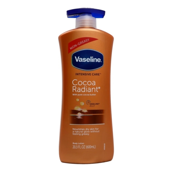 Un flacon de 600 ml de Vaseline Cocoa Radiant Lait Hydratant Corps au Beurre de Cacao, dans un emballage orange et or avec un bouchon pompe bleu, étiqueté non gras et enrichi en pur beurre de cacao. Dakar