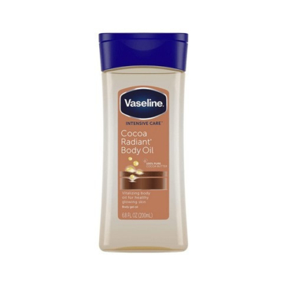 Un flacon de 200 ml de Vaseline Intensive Care Cocoa Radiant – Huile pour le corps, conçu pour une peau éclatante et hydratée. Doté d'un bouchon bleu, d'une étiquette marron et de touches dorées. Dakar