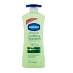 Une bouteille verte de 600 ml de Vaseline Lait Soin Intensif d'Hydratation Apaisante Peau Sèche comporte une pompe bleue et des étiquettes présentant la glycérine, l'aloe vera et la gelée de vaseline. Dakar