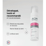 Image d'un produit de soin du Laboratoire Dermatologique ACM, Dépiwhite. C'est une mousse nettoyante éclaircissante pour le visage, le cou et le corps. Le texte en français souligne ses bienfaits : élimine en douceur les impuretés, illumine le teint et unifie le teint. Fabriqué en France. Dakar