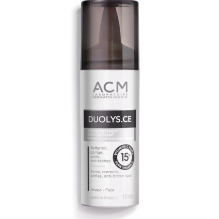 Flacon blanc et gris du sérum ACM Duolys.CE, avec bouchon noir. L'étiquette met en avant ses propriétés antioxydantes, sa teneur en vitamines C et E, ainsi que ses bienfaits pour raffermir et corriger la peau. Flacon de 15 ml, fabriqué en France. Dakar